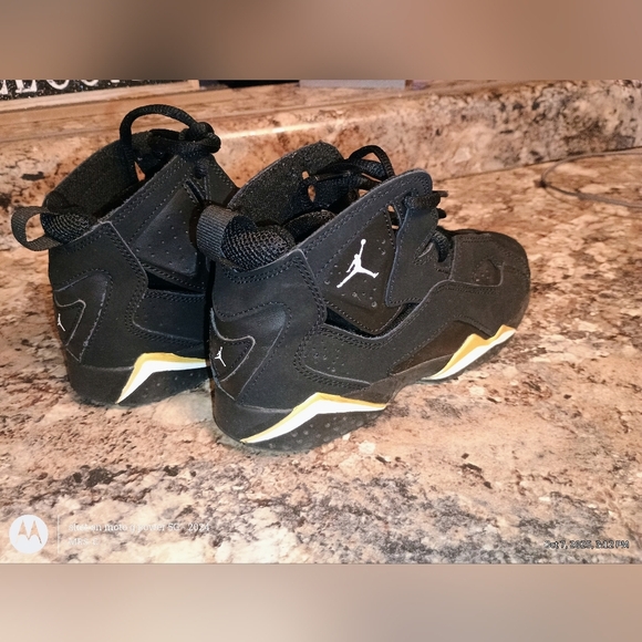 Jordan Kids Sneakers in Black and Gold Size 2 Kids - Picture 4 of 8